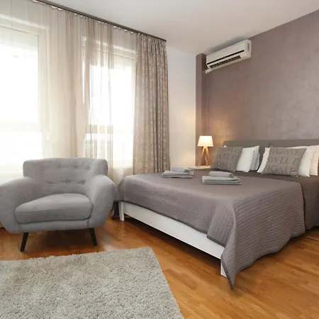 Kokpit - Stan Na Dan Novi Beograd Belvil, Parking 5 Evra Dan Apartment Exterior photo