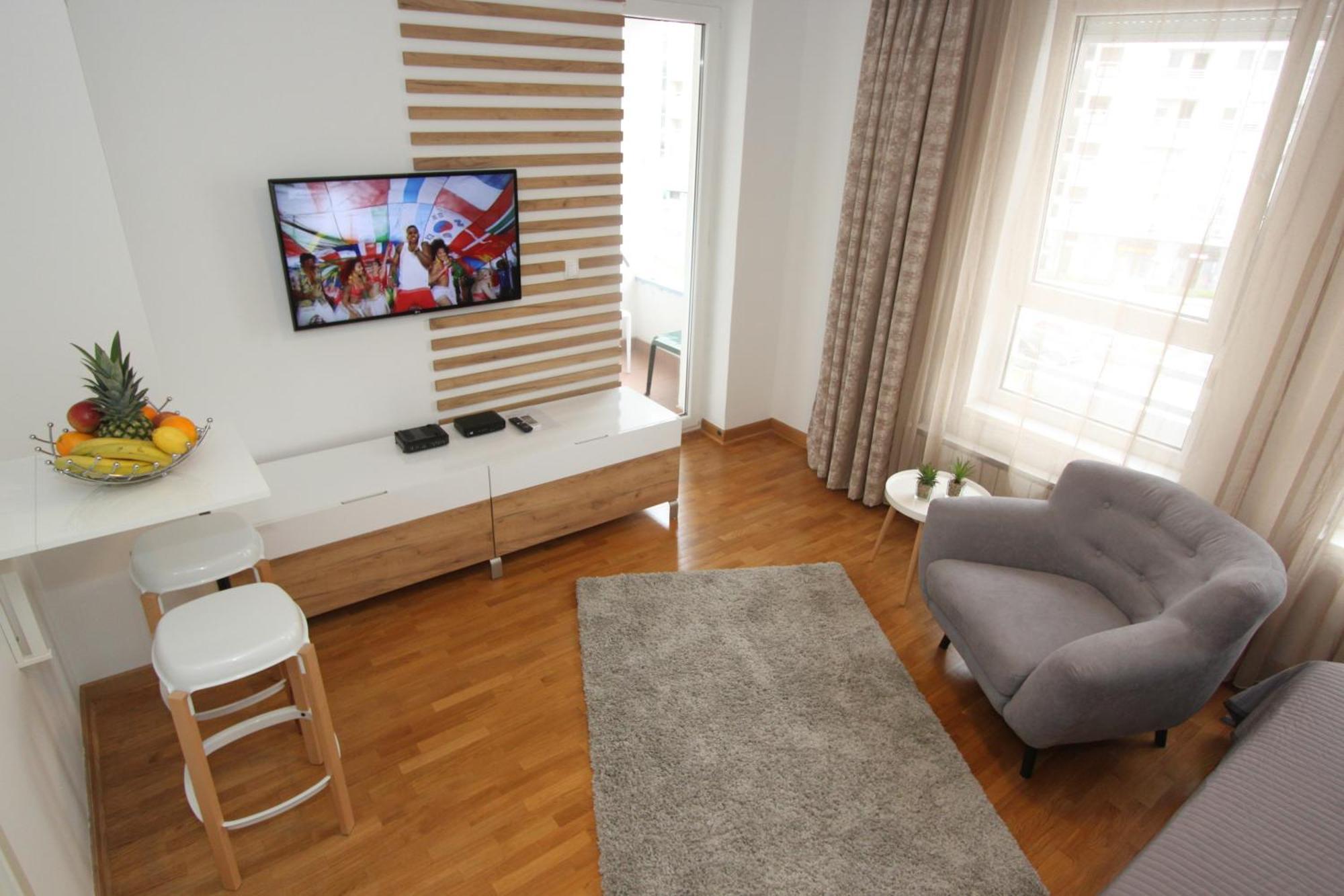Kokpit - Stan Na Dan Novi Belvil, Parking 5 Evra Dan Apartment *